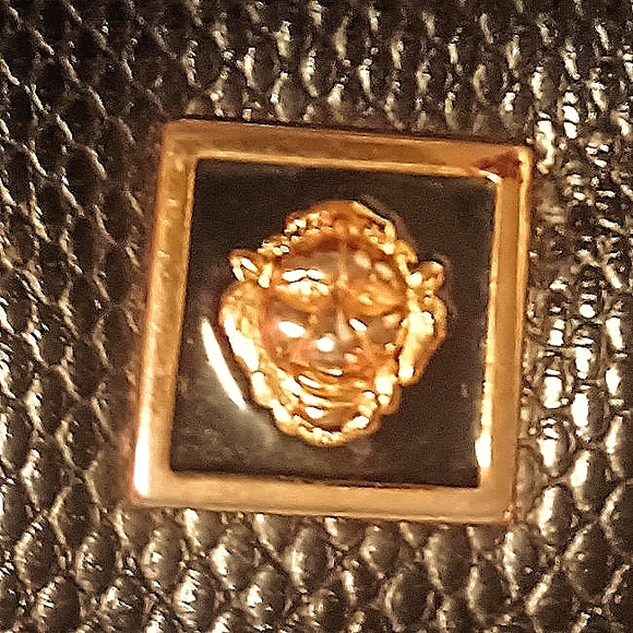 VTG BLACK CROSSBODY BAG W/ METAL EMBLEM & MIXED CHAIN - Picture 6 of 9